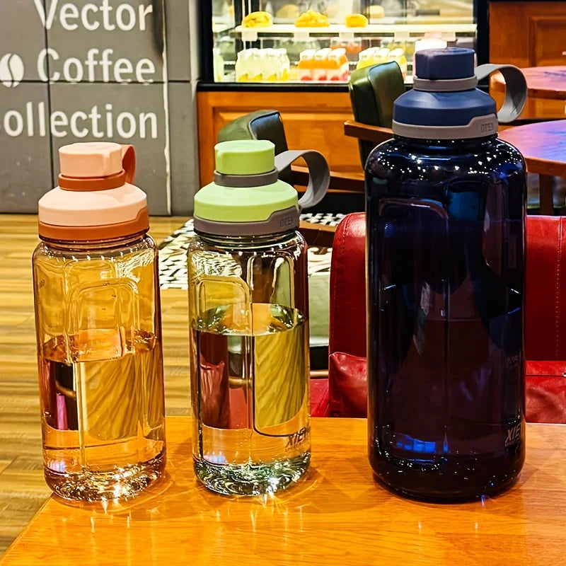 Large-capacity portable water bottle, made of high-transparency, drop-resistant PC material, with a leak-proof handle.