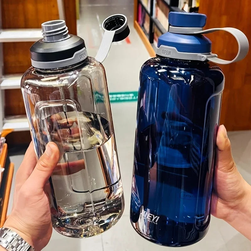 Large-capacity portable water bottle, made of high-transparency, drop-resistant PC material, with a leak-proof handle.